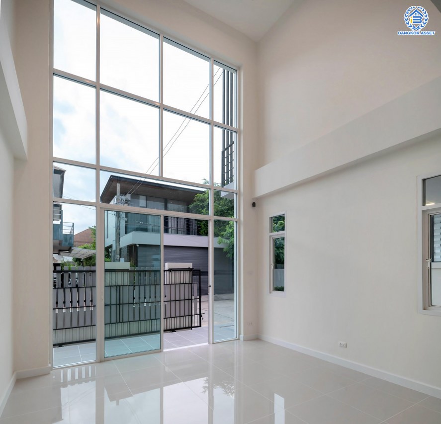 บ้านมือสองตกแต่งใหม่ โครงการ บุษราคัมรีเจนท์ ปิ่นเกล้า-บรมราชชนนี เนื้อที่ 54.20 ตร.ว. ฟังก์ชัน 3 ห้องนอน 3 ห้องน้ำ จอดรถได้ 2 คัน สภาพแวดล้อมดี เดินทางเข้าสู่เมืองได้สะดวกเชื่อมต่อ ถนนพุทธมณฑล สาย 2, ถนนบรมราชชนนี, ถนนกาญจนาภิเษก, ถนนศาลาธรรมสพน์ ใกล้เซ็นทรัลปิ่นเกล้า และ จุดขึ้นทางด่วน "ศรีรัช"...